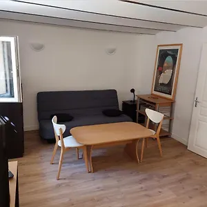 Appartement Studio Rez-de-jardin 30m² Avec Cuisine équipée En Centre-ville Et 9 Mn A Pied Des Plages France